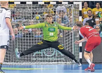  ?? FOTO: IMAGO ?? Dhb-keeper Christophe­r Rudeck versucht, einen Wurf des Schweizers Marvin Lier zu parieren.