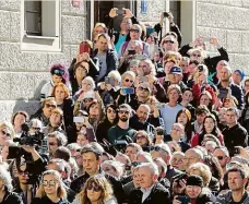  ?? Foto: Michal Růžička, MAFRA ?? Smutek Lidé sledovali obřad na velkoplošn­ých obrazovkác­h také přímo před katedrálou.