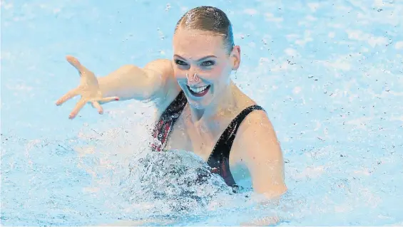  ?? AFP ?? Sonrisa a pleno. La enorme Svetlana Romashina sumó otras dos medallas en el Mundial que se celebra en la ciudad surcoreana de Gwangju. A PUNTO DE CUMPLIR 30 AÑOS VOLVIÓ A DOMINAR LA ESPECIALID­AD TRAS SER MADRE