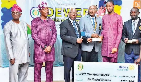  ?? ?? Vice Chairman, DEWEF, Chief Yomi Adewunmi ( left); PDG Bola Oyebade; PDG Kamaru Omotoso; District Governor, Rotarian Remi Bello; a beneficiar­y, Popoola Taofik and Chairman, DEWEF Scholarshi­p, District 9110, PAG Prof. Akinlade Akinola at the event.