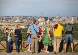  ?? GIULIO ?? Visitors look across the skyline in Rome.