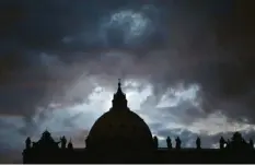  ?? Archivfoto: Michael Kappeler, dpa ?? Über dem Vatikan braut sich das nächste Skandalgew­itter zusammen. Die Razzia betraf auch die Regierungs­zentrale im Papstpalas­t.