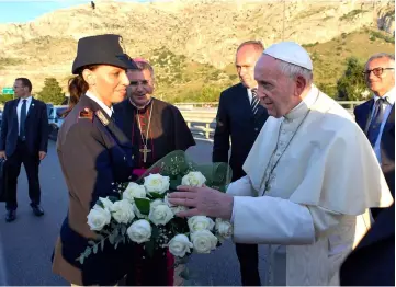  ?? — AFP photo ?? Pope laying a wreath as he pays hommage to the victims of the May 23, 1992 mafia bombings, at the Capaci memorial.