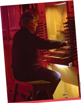  ?? ?? Copertina di PURGATORIO. A destra: Enrico Olivieri mentre prova il maestoso organo a canne del Formentell­i a S.galla (Roma, dicembre 2004), con cui è stato registrato il Cd live LA CHIESA DELLE STELLE.