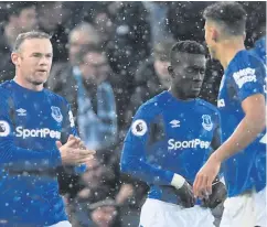  ??  ?? Spot kick: Wayne Rooney’s late penalty earned Everton a point