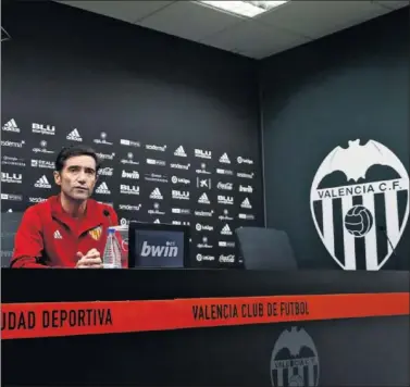  ??  ?? BAJO EL FOCO. Marcelino aseguró ayer que se siente “respaldado” por el club y por el vestuario.