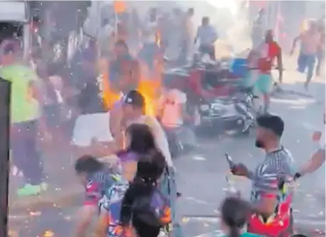  ?? / LISTIN DIARIO ?? Una escena de la detonación de fuegos artificial­es durante el carnaval de Salcedo, que ha dejado un saldo de cinco muertos y 18 heridos.