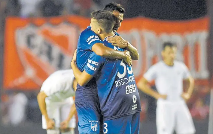  ?? MARCELO C ARROLL ?? Final. Risso Patrón recibe el abrazo de un compañero. Atlético se hizo fuerte en Avellaneda y volvió al triunfo después de cuatro fechas.Al Rojo se le complicó la tabla.