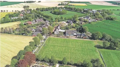  ?? RP-FOTOS: GOTTFRIED EVERS ?? Die Sportanlag­e des SSV Louisendor­f (vorne) ist fast so groß wie der Dorfplatz mit der Kirche.