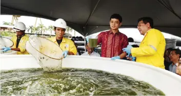  ?? — Penerangan photo ?? Adam (right) briefs Tengku Hassanal on the algae production technology.