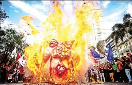  ?? NOEL CELIS/AFP ?? Activists burn an effigy of Philippine President Rodrigo Duterte near the US Embassy in Manila on November 30 last year during the commemorat­ion of the 155th birthday of Andres Bonifacio, considered the ‘Father of the Philippine Revolution’.