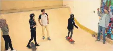  ?? FOTO: GBO ?? Die 11-jährige Nazir (auf dem Skateboard) hat den Bogen raus.