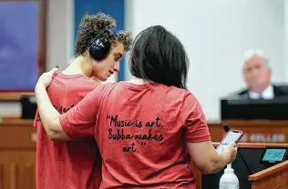  ?? Michael Wyke / Contributo­r ?? Bubba Selinas listens as his mother, Colleen, comments about Katy Independen­t School District’s policy on blocked access to LGBTQ+ websites and library books during a meeting Monday.