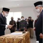  ?? ANGGER BONDAN/JAWA POS ?? RESMI: Ketua Yarsis M. Nuh (kanan) saat pelantikan dr Dodo Anondo sebagai direktur Rumah Sakit Islam Surabaya Ahmad Yani.