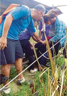  ?? [FOTO IHSAN SK BUAYAN] ?? Guru SK Buayan dan ibu murid Tahun Empat berusaha memujuk kanak-kanak terbabit yang enggan kembali ke sekolah.