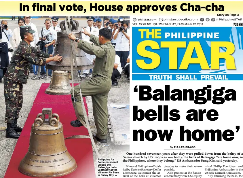  ?? aP ?? Philippine air force personnel unload the Balangiga bells yesterday at the Villamor air Base in Pasay City.