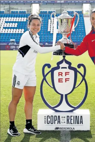  ?? ?? Ivana Andrés y Lola Gallardo, capitanas de Real Madrid y Atlético, respectiva­mente, posan con la Copa de la Reina.