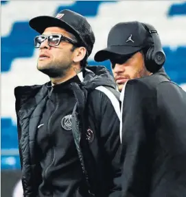 ?? C. SIMON / AFP ?? Alves y Neymar, durante el paseo del PSG por el Bernabéu ayer.