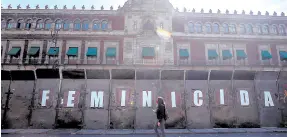  ?? ?? l Una mujer camina junto a un cerco de vallas colocado frente al Palacio Nacional, previo a la marcha del 8M, hoy en Ciudad de México. En el Día Internacio­nal de la Mujer se esperan movilizaci­ones en todo el País.