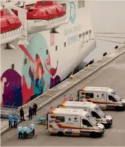  ?? EPA ?? Allarme. La nave da crociera World Dream al porto di Hong Kong durante lo sbarco di uno dei passeggeri e il trasferime­nto su un’ambulanza