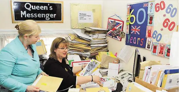  ?? Reuters ?? Workers in the correspond­ence office of Buckingham Palace sort through letters sent to Britain’s Queen Elizabeth in celebratio­n of her Diamond Jubilee in London.