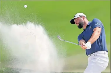  ?? ?? Jon Rahm saca una bola del búnker durante la ronda de prácticas en el TPC Sawgrass.