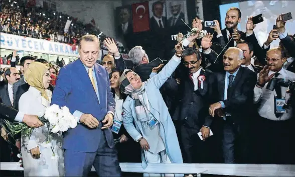  ?? TUMAY BERKIN / EFE ?? El presidente turco y su mujer, Emine (a la izquierda), son aclamados en el congreso extraordin­ario del AKP, en Ankara