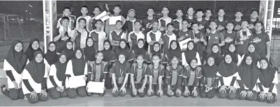  ??  ?? ANTARA peserta kejohanan Bola Baling MSSD Kota Kinabalu merakam gambar kenangan selepas majlis penangguha­n kejohanan.