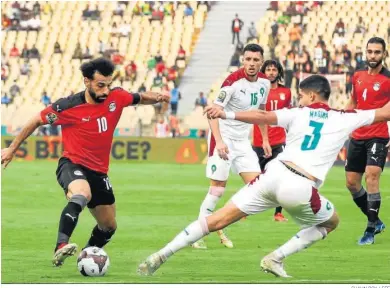  ?? SHAUN ROY / EFE ?? Salah, autor de un gol y una asistencia, rercorta a Adam Masina en el Egipto-Marruecos.