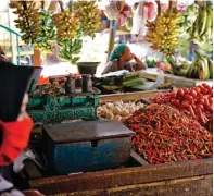  ?? DIPTA WAHYU/JAWA POS ?? MENANTI PEMBELI: Beberapa pedagang Pasar Wonokromo menunggui lapak mereka. Harga sayur di beberapa pasar naik meski hanya seribu rupiah.