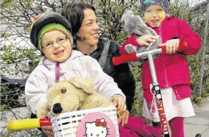  ?? Bild: SN/ROBERT RATZER ?? Sophie und Rebekka besuchen den Kindergart­en „AmAlmbach“in Hallein. Mama Corinna Karner: „28 Euro pro Monat sind – gemessen an dem, was man geboten bekommt – sehr günstig.“