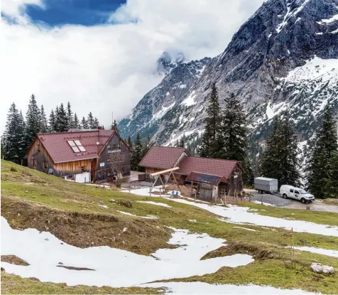  ?? Fotos: Ralf Lienert ?? Die Sommersais­on ist eröffnet, doch an Sommer erinnert in diesen Tagen noch wenig rund um die Otto Mayr Hütte in den Tannheimer Bergen. Sie liegt auf 1530 Metern Höhe ungefähr zwischen Füssen und Reutte in Tirol.