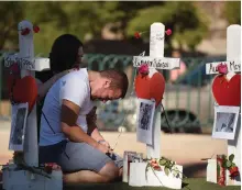  ?? AFP ?? Mourners grieve for the victims of the Las Vegas shooting