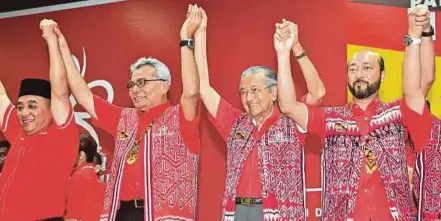  ?? FILE PIC ?? Prime Minister Tun Dr Mahathir Mohamad and other Parti Pribumi Bersatu Malaysia leaders during the launch of the party’s Sarawak chapter in Bintulu on Dec 1.