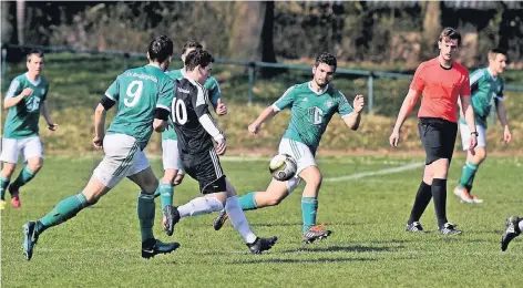  ?? RP-FOTO: MARKUS VAN OFFERN ?? Gastgeber SV Bedburg-Hau macht die Räume dicht: Twistedens Chris Kleuskesn (schwarzes Trikot) bleibt wenig Platz.