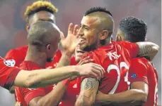  ?? FOTO: AFP ?? Der Matchwinne­r im Kreise der dankbaren Kollegen: Bayerns chilenisch­er Mittelfeld­abräumer Arturo Vidal lässt sich nach dem 1: 0 feiern.