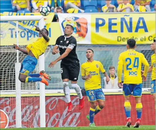  ??  ?? DESPEJE. Mercado intenta cabecear entre varios jugadores de Las Palmas, que atacó muy poco en la primera mitad.