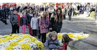  ??  ?? Les premières gerbes ont été déposées par les enfants des écoles.