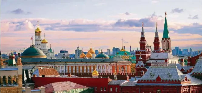  ?? RUSSIA LARS RUECKER/GETTY IMAGES ?? Religião. Catedral ortodoxa em Moscou, capital da Rússia; bulbos sinuosos e coloridos que adornam o cume das torres e abóbadas desses templos representa­m a chama das velas