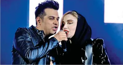  ??  ?? Scandalo Il cantante pop iraniano Hamid Askari passa il microfono alla chitarrist­a Negin Parsa: un gesto che potrebbe costargli la carriera