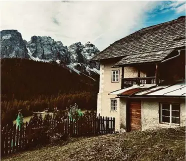  ??  ?? Die Südtiroler Dolomiten: Nirgendwo sind die Berge schöner, nirgendwo ist das Idyll brüchiger