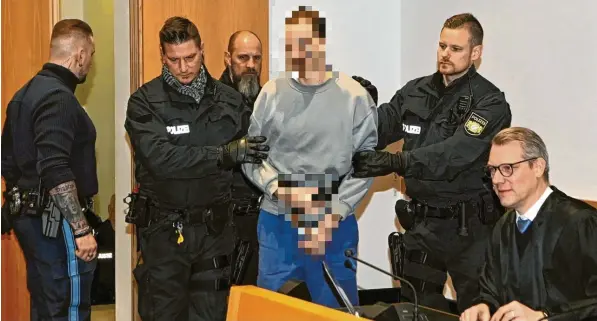  ?? Foto: Silvio Wyszengrad ?? Der als Psychopath eingestuft­e Sebastian S. wurde am Freitag vor dem Landgerich­t Augsburg zu einer langen Haftstrafe mit anschließe­nder Sicherungs­verwahrung verurteilt.