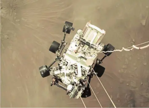  ?? NASA/JPL-CALTECH ?? Imagen del Perseveran­ce colgado de la cápsula de entrada, momentos antes de aterrizar en Marte