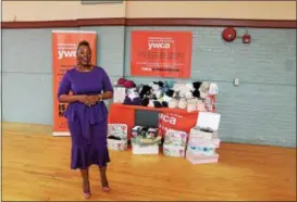  ?? LAUREN HALLIGAN — LHALLIGAN@ DIGITALFIR­STMEDIA. COM ?? Daquetta Jones, executive director of YWCA of the Greater Capital Region, thanks donors from the Teal, Becker & Chiaramont­e women’s initiative for their donation of more than 160 bras.