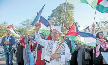  ?? LEON LESTRADE Independen­t Newspapers ?? A GROUP of protesters from Youth for Al-Quds picketed outside the Athlone stadium where the Patriotic Alliance held its manifesto launch on Saturday. |