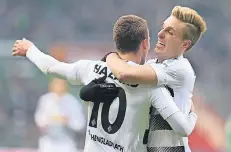  ?? FOTO: DPA ?? Mönchengla­dbachs Siegtorsch­ütze Thorgan Hazard (l.) jubelt in Bremen mit seinem Teamkolleg­en Patrick Herrmann.