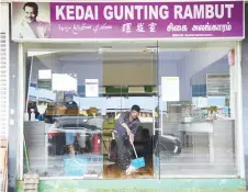  ?? — Bernama photo ?? Shop owners in Kota Tinggi begin the process of cleaning up their premises after floods in the city began receding yesterday.