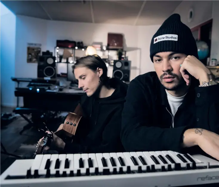  ?? ?? Victor Sjöström och Sebastian Atas i bandet Jubël i studion K51 i Stockholm. De berättar att de har stora projekt på gång till 2023.
