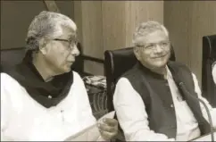  ?? SAMIR JANA/HT PHOTO ?? Former Tripura chief minister Manik Sarkar with CPI(M) general secretary Sitaram Yechury in Kolkata, January 19, 2018