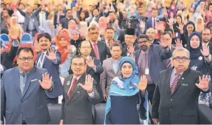  ?? — Gambar Bernama ?? TUNTUT KEADILAN: Sharifah Zarah (dua kanan) pada Taklimat Kesalahan-Kesalahan Seksual Terhadap Kanak-Kanak di Dewan Menara KKMM di Putrajaya, semalam.